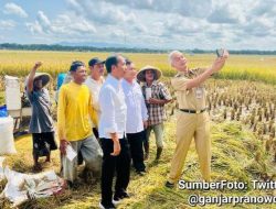 Momen Ganjar Pranowo Berswafoto dengan Presiden Jokowi dan Menhan Prabowo Subianto