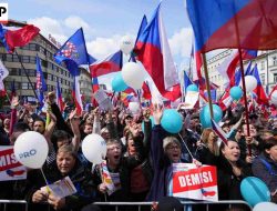 Ceko Bergejolak, Ribuan Demonstran Serbu Praha, Minta Negaranya Mundur dari NATO