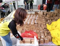 Berbagi Berkah Ramadan, Maxim Bagikan Takjil Kepada Masyarakat Kota Malang