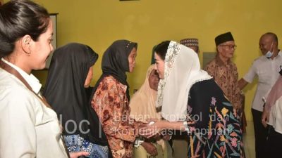 Ketua TP PKK Trenggalek, Novita Hardini Blusukan ke Rumah-rumah Warga Miskin Ekstrem
