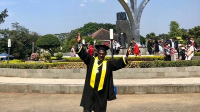 Anak Petani Menyandang Gelar Doktor Dengan Predikat Terbaik