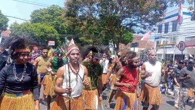 Mahasiswa Papua Selatan dari Organisasi HMP-MEDIMAS Ikut Meramaikan Karnaval Kebhinekaan di Kota Malang