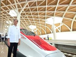 Di Gerbong Pertama, Presiden Jokowi Rasakan Laju KCJB Hingga 350 km per Jam