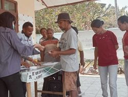 Cegah Virus ASF, Tim PKH Kecamatan So’a Menggelar Kegiatan Pembagian Cairan Desinfektan dan Obat Cacing Hewan Ternak Babi