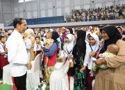 Jokowi Serahkan PIP di GOR Bung Karno Jawa Tengah