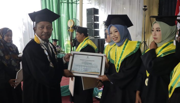 Eka Putri Vania, Wisudawan Terbaik di Universitas Al-Qolam Malang dengan IPK 3.82
