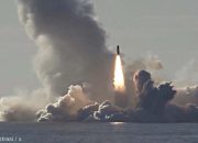 Houthi Klaim Rudalnya Tembus Kapal Perusak AS di Laut Merah