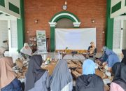 Bekal Keterampilan dan Wirausaha bagi Santri Manbaul Ulum 2 Malang, gelar Pelatihan Decoupage