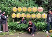 Wujudkan Daya Tarik Visual, Mahasiswa PMM UMM Ciptakan Spot Foto Kreatif di Coban Pelangi